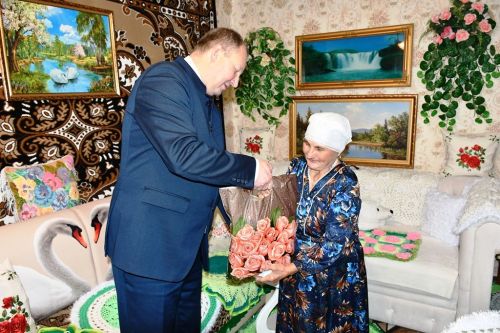 Ветерана редакции газеты поздравили с Днём добра и уважения