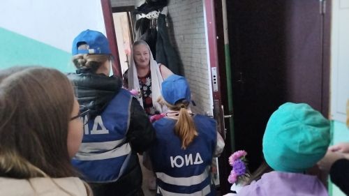 Отряд «Светофорик» поздравляет пожилых и напоминает о ПДД
