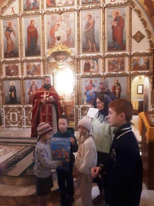 Морские пожелания отцам: праздник в Никольском с субботником и трапезой