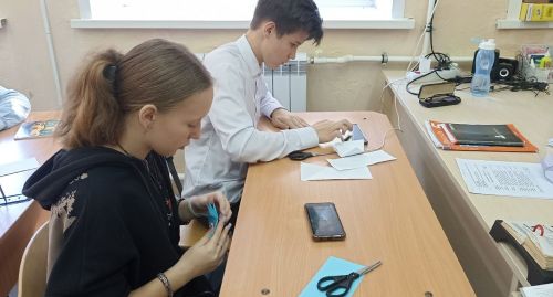 Девятиклассники Лаишевского района изготовили белых журавликов в память о погибших героях