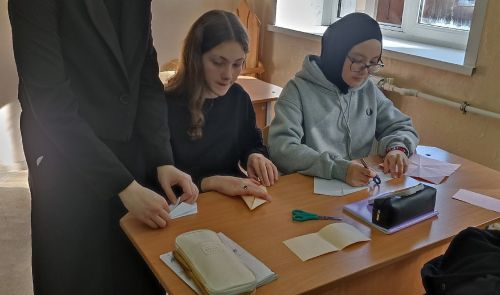 Девятиклассники Лаишевского района изготовили белых журавликов в память о погибших героях