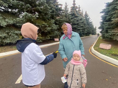 Активисты отряда «РаДуга» провели акцию «Поделись улыбкою»