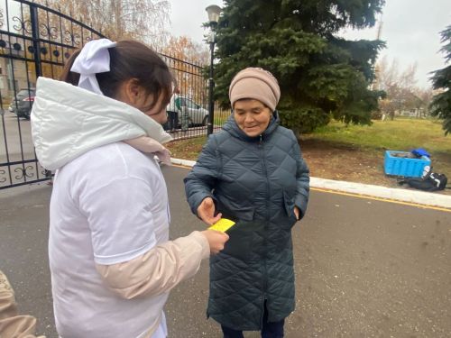Активисты отряда «РаДуга» провели акцию «Поделись улыбкою»