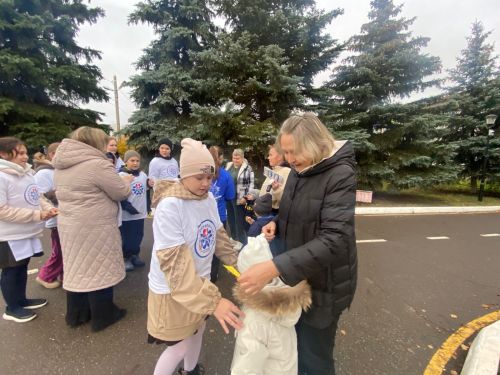 Активисты отряда «РаДуга» провели акцию «Поделись улыбкою»