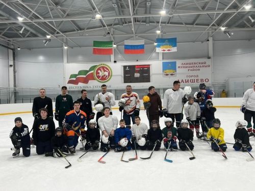 Лаишевские «Ястребы» отметили День отца на льду
