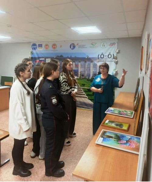 Елена Дильмеева представила 60 картин, наполненных эмоциями и теплом
