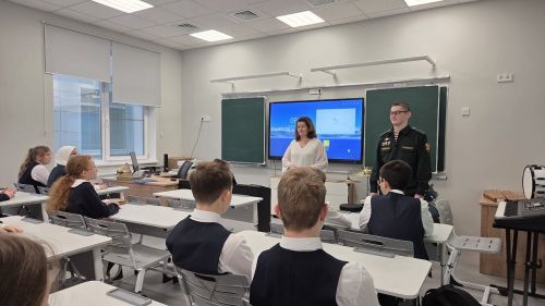 На «Классную встречу» в гости к лицеистам Лаишевского района пришел росгвардеец