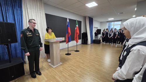 На «Классную встречу» в гости к лицеистам Лаишевского района пришел росгвардеец