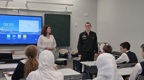 На «Классную встречу» в гости к лицеистам Лаишевского района пришел росгвардеец