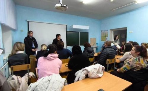 Полиция хезмәткәрләре ата-аналар җыелышында юлларда балаларның куркынычсызлыгы турында сөйләделәр