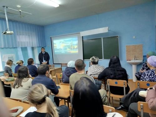 Полиция хезмәткәрләре ата-аналар җыелышында юлларда балаларның куркынычсызлыгы турында сөйләделәр