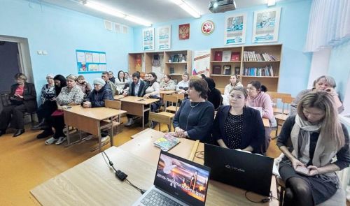 Полиция хезмәткәрләре ата-аналар җыелышында юлларда балаларның куркынычсызлыгы турында сөйләделәр