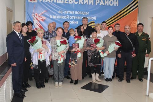 Семьям погибших участников СВО из Лаишевского района вручили ордена Мужества