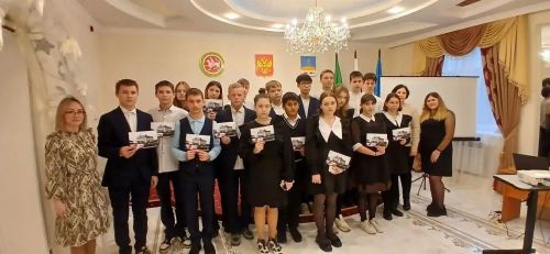 Лаишевские школьники подписали открытки для участников СВО