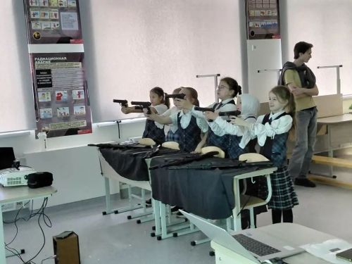 Лицеисты Лаишевского района попробовали свои силы в лазерном тире