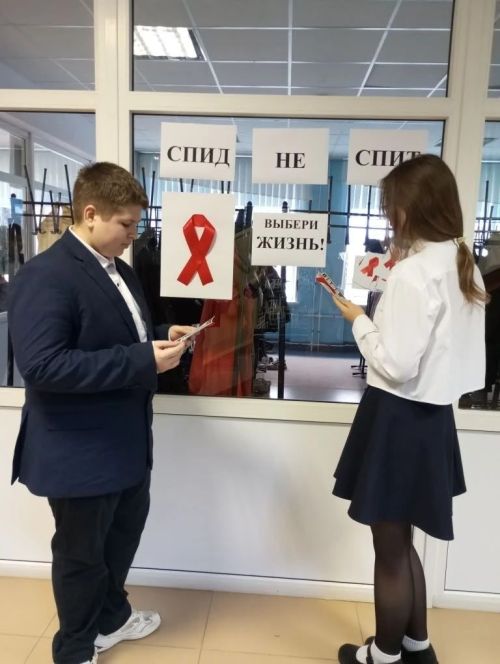 Активисты Лаишевского района организовали акцию «Красная лента»