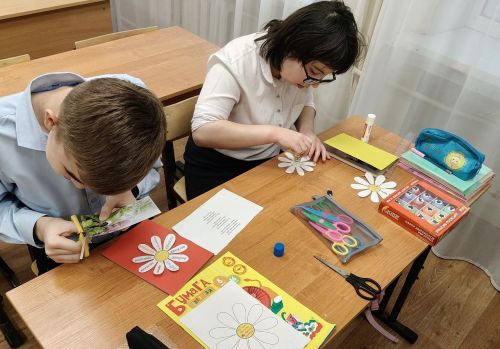 Ко Дню матери в Лаишевской школе-интернате организовали выставку рисунков