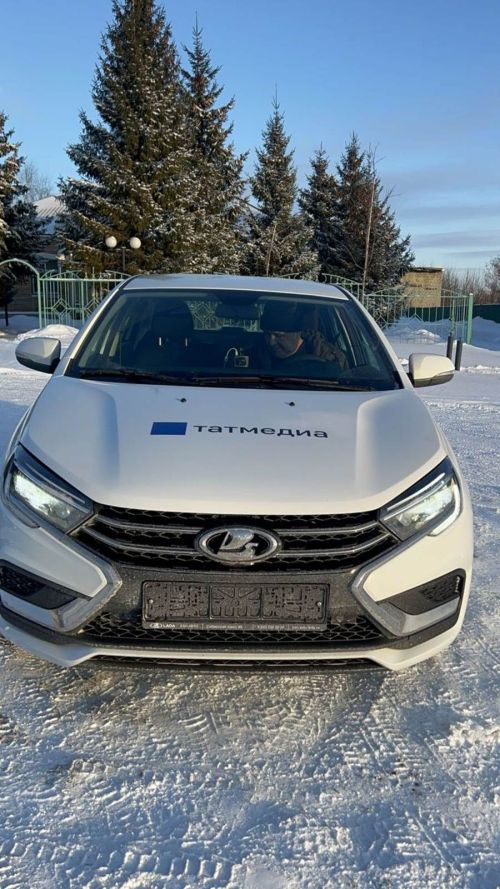 Рөстәм Миңнеханов «Камская новь» редакциясенә Lada Vesta ачкычларын тапшырды