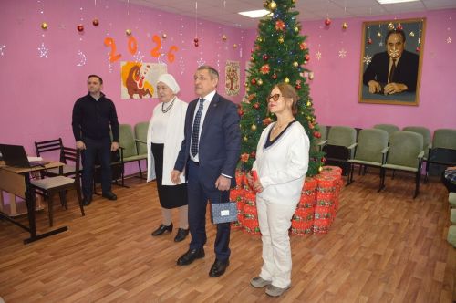 Глава Лаишевского района вручил новогодние подарки воспитанникам детского дома