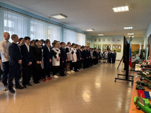 Торжественный вынос флага и старт учебной недели в Пелевской школе