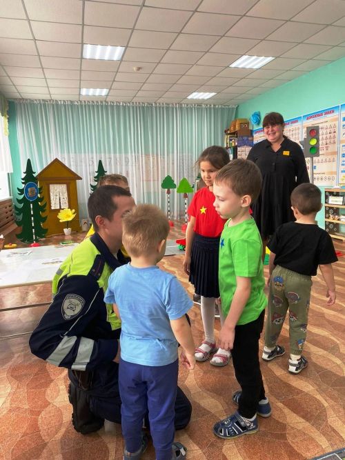 Балаларны юлда үз-үзләрен куркынычсыз тотарга ничек өйрәтергә: Атабай балалар бакчасы тәҗрибәсе