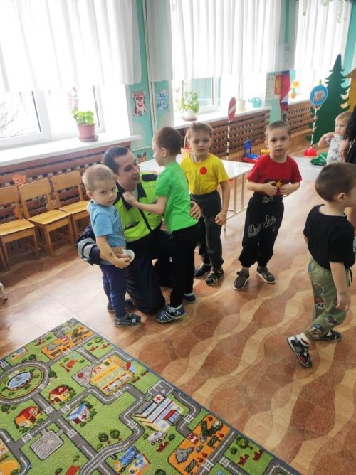 Балаларны юлда үз-үзләрен куркынычсыз тотарга ничек өйрәтергә: Атабай балалар бакчасы тәҗрибәсе