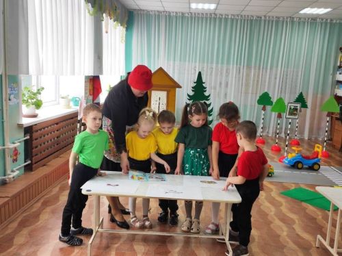 Балаларны юлда үз-үзләрен куркынычсыз тотарга ничек өйрәтергә: Атабай балалар бакчасы тәҗрибәсе