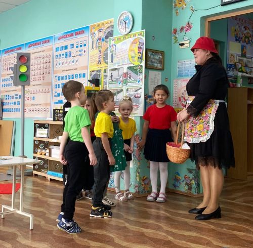 Балаларны юлда үз-үзләрен куркынычсыз тотарга ничек өйрәтергә: Атабай балалар бакчасы тәҗрибәсе