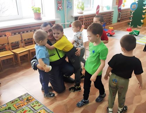 Балаларны юлда үз-үзләрен куркынычсыз тотарга ничек өйрәтергә: Атабай балалар бакчасы тәҗрибәсе