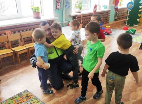 Балаларны юлда үз-үзләрен куркынычсыз тотарга ничек өйрәтергә: Атабай балалар бакчасы тәҗрибәсе