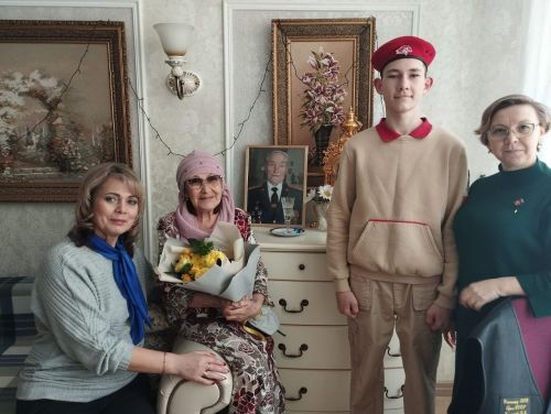 Лаишевские юнармейцы поздравили с днем рождения Альфию Султановну – вдову Бориса Кузнецова