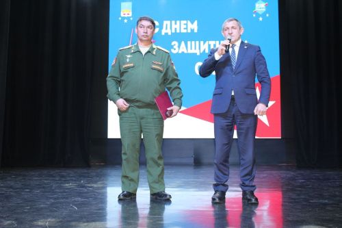 Защитников Отечества поздравили со сцены районного дома культуры