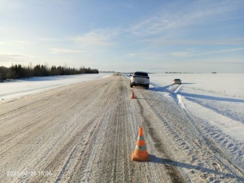 Toyota Camry йөртүче юл йөрү кагыйдәләрен бозу аркасында кюветка эләккән
