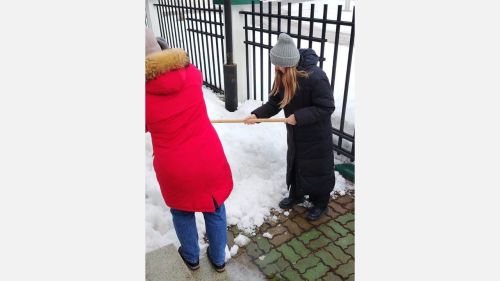 Весенней радуясь поре, выходим на субботник