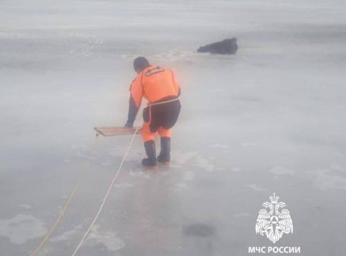 Тело водителя утонувшего снегохода вытащили спасатели