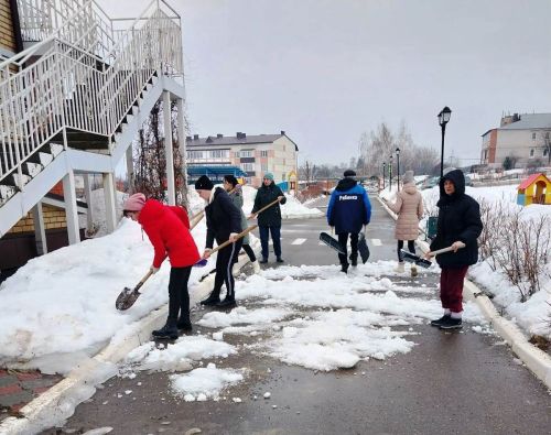 Слышен стук лопат весной