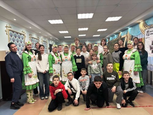 Ансамбль «Бибинур» приветствовал школьников из Краснодара