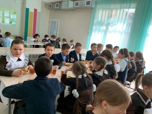 Родители следят за качеством питания в школьной столовой