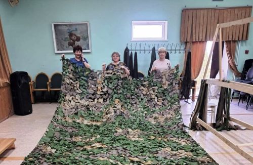 В Александровском сельском клубе волонтёры сплели 295-ю маскировочную сеть