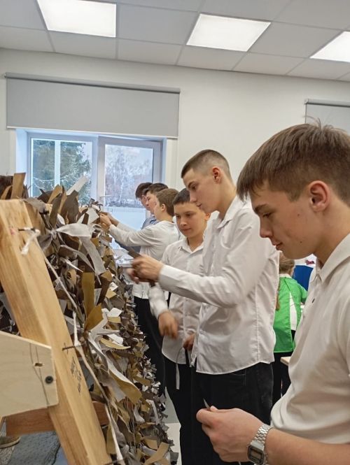 Школьники из села Песчаные Ковали сплели «невидимку» для героев
