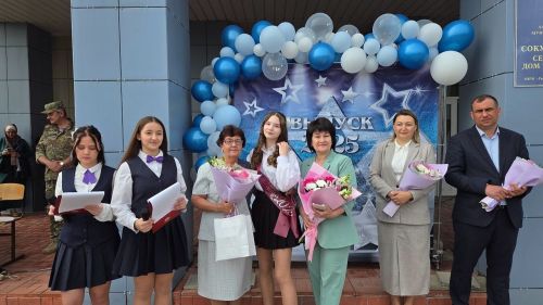 В Лаишевском районе к Последнему звонку провели акцию «Самолетик будущего»