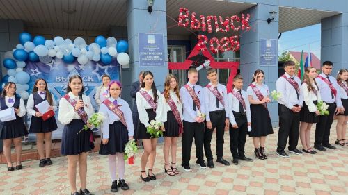 В Лаишевском районе к Последнему звонку провели акцию «Самолетик будущего»