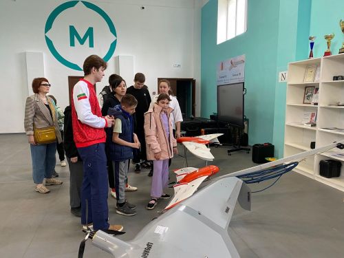 Воспитанники Лаишевского реабилитационного центра посидели за штурвалом самолета