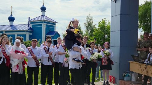 В Лаишевском районе к Последнему звонку провели акцию «Самолетик будущего»
