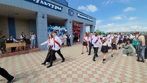 В Лаишевском районе к Последнему звонку провели акцию «Самолетик будущего»