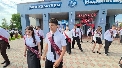 В Лаишевском районе к Последнему звонку провели акцию «Самолетик будущего»