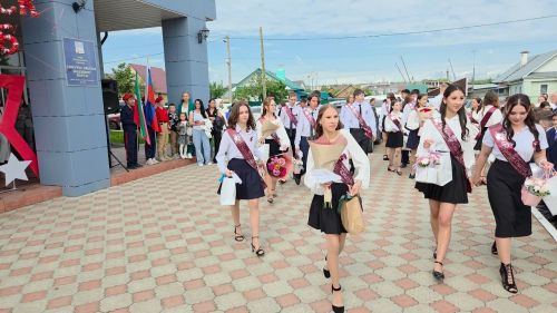 В Лаишевском районе к Последнему звонку провели акцию «Самолетик будущего»