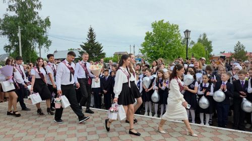 В Лаишевском районе к Последнему звонку провели акцию «Самолетик будущего»