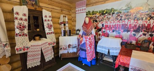 В Лаишевском районе на Каравоне организована выставка русских полотенец