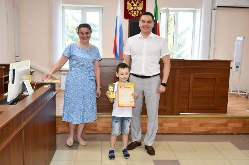 Наградили участников детского конкурса рисунков